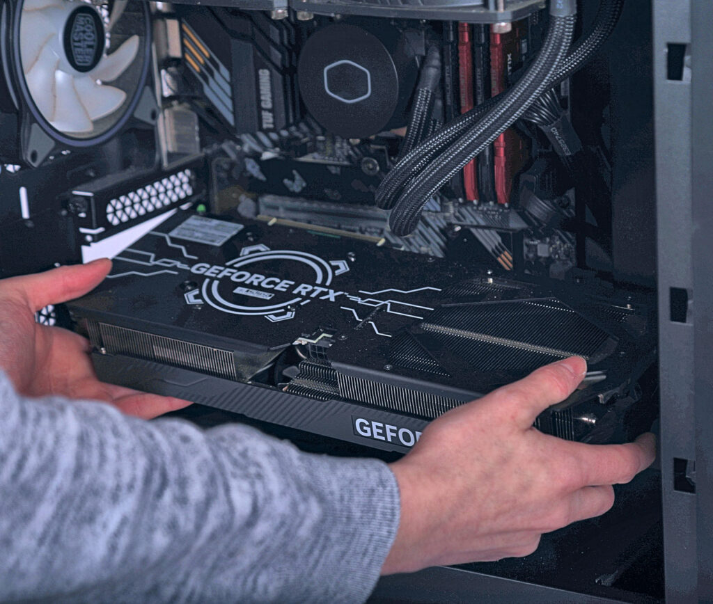 Atelier de montage pour configuration PC sur mesure - câblage propre et composants de qualité